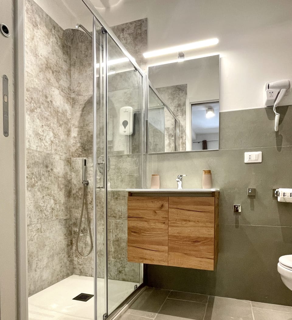 Double Room | Bathroom | Shower, hair dryer, bidet, towels