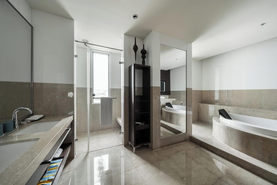 Presidential Suite | Bathroom | Separate tub and shower, deep soaking tub, eco-friendly toiletries