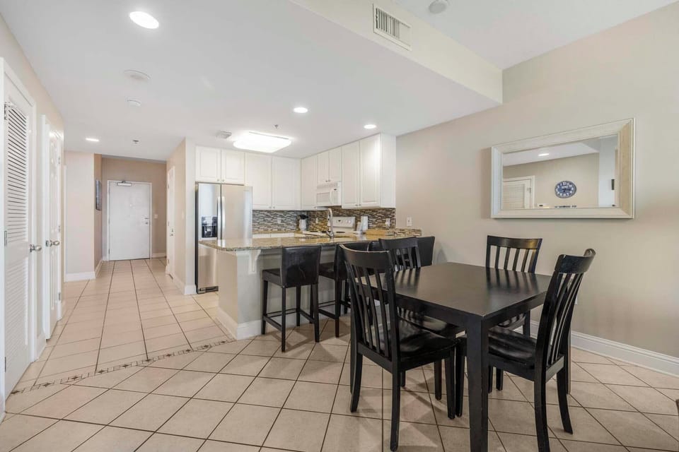Eat-in kitchen bar seating