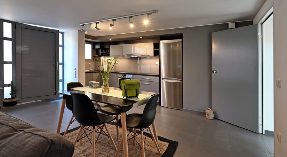 Comfort Apartment, City View | In-room dining