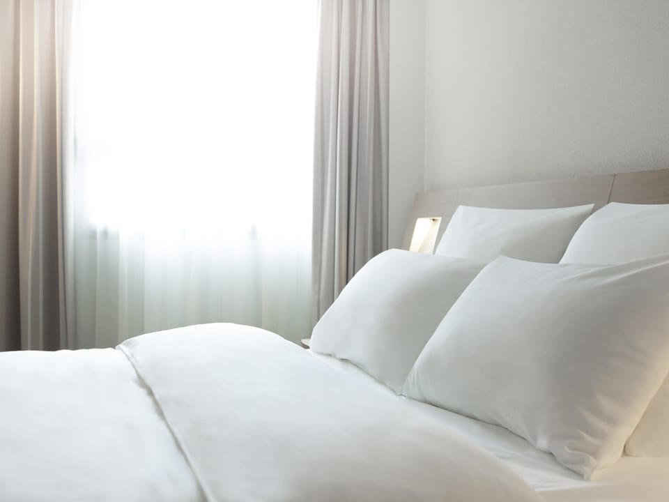 Hypo-allergenic bedding, minibar, in-room safe, desk