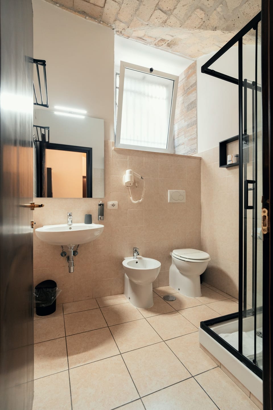 Shower, hair dryer, bidet, towels