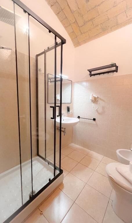 Classic Double Room | Bathroom | Shower, hair dryer, bidet, towels