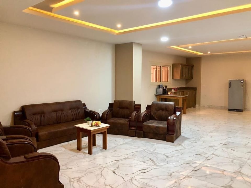 Family Studio Suite | Living area | 43-inch flat-screen TV with satellite channels
