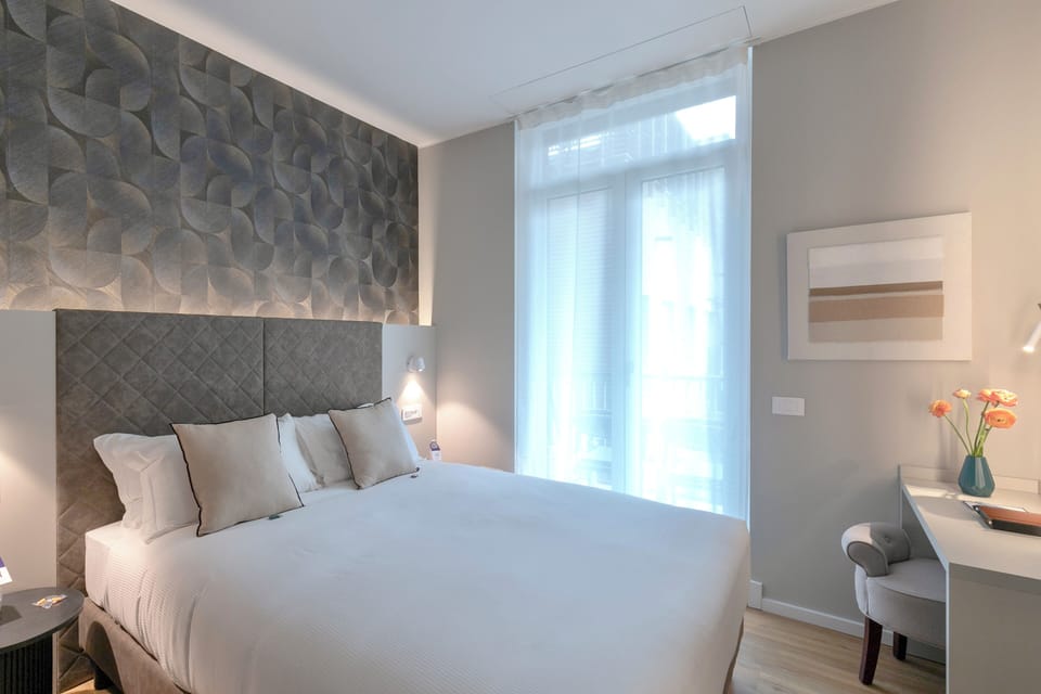 Signature Double or Twin Room | Minibar, in-room safe, desk, laptop workspace