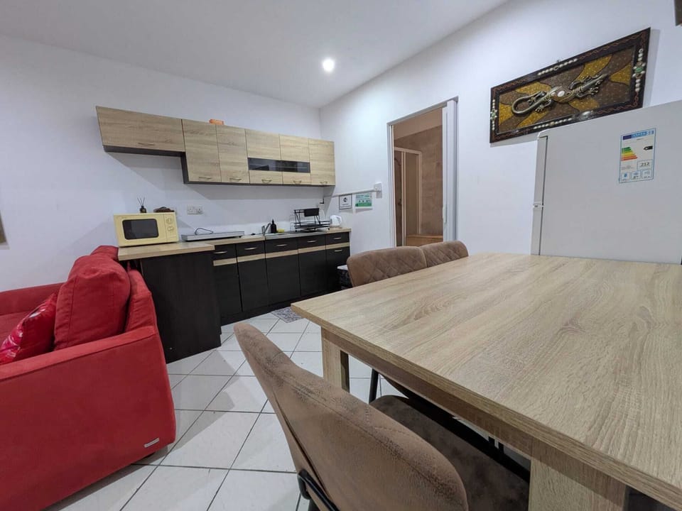 Apartment, 1 Bedroom, Balcony, City View | Dining