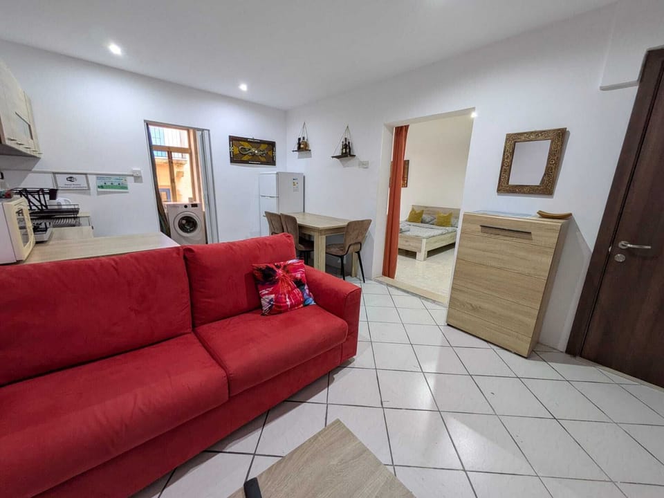 Apartment, 1 Bedroom, Balcony, City View | Living room | Books