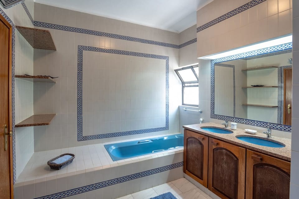 Joana Stunning Villa IS A 10 MIN Walk TO THE BEA Villa in Carvoeiro