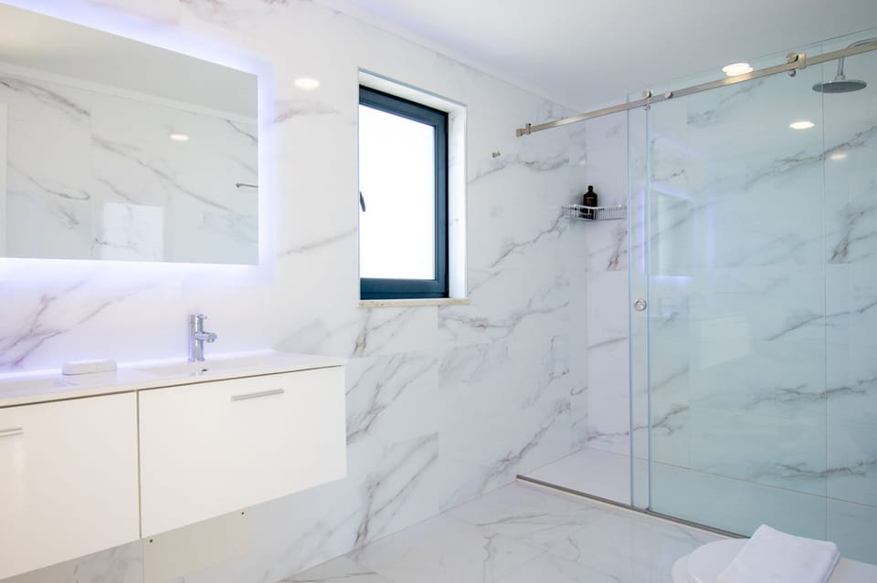 Ilha do Sol Luxury in an Ideal Location Villa in Carvoeiro
