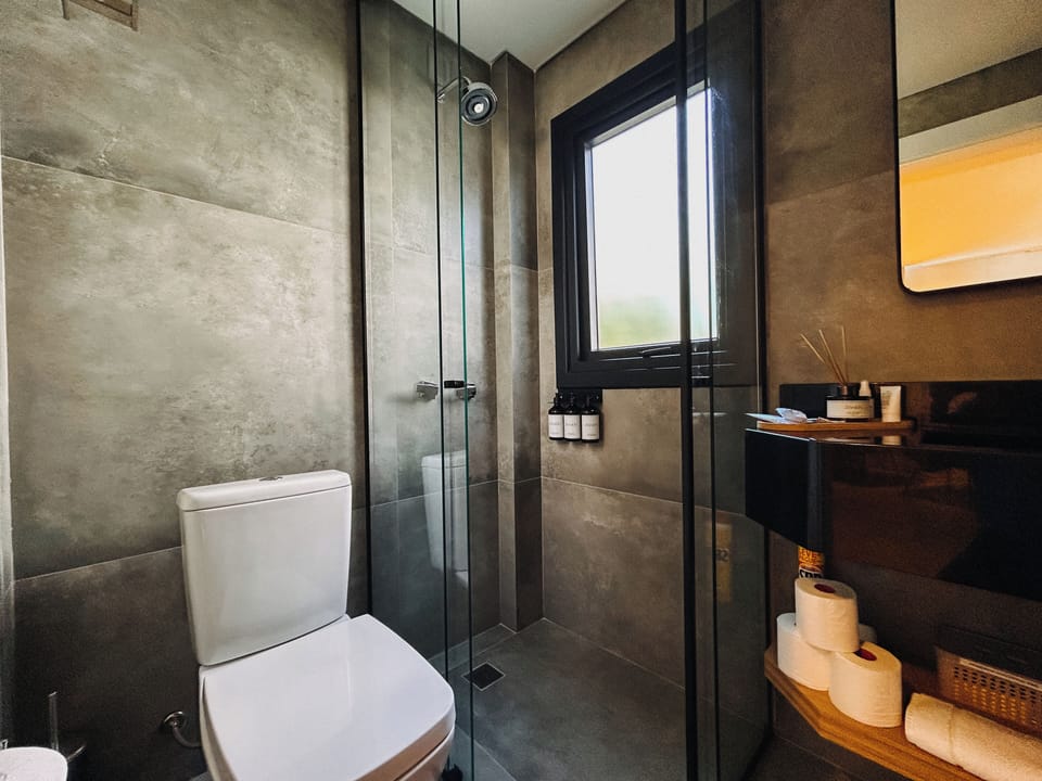 Deluxe Suite, Balcony, Courtyard View | Bathroom