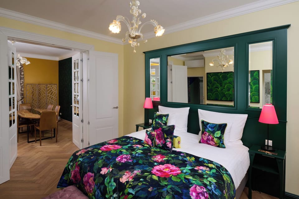 Suite | In-room safe, individually decorated, desk, free WiFi