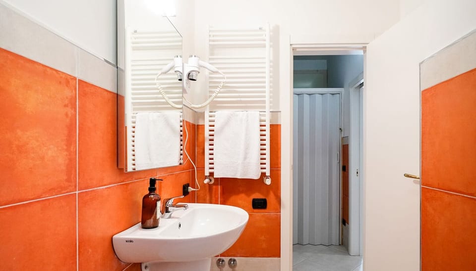 Deluxe Room | Bathroom | Shower, bidet, towels, soap