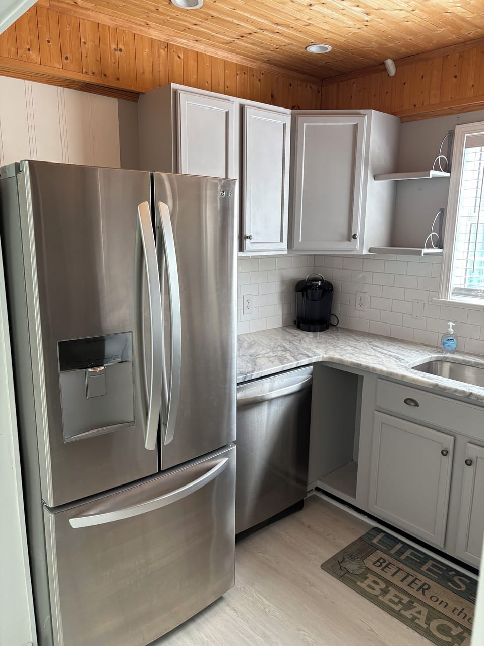 Kitchen - Nice refrigerator, dishwasher, toaster, etc.