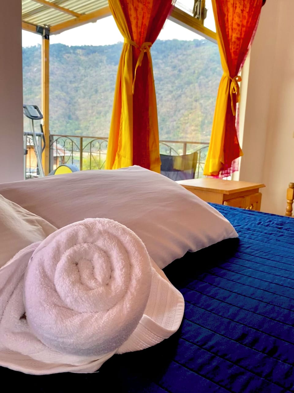 Desk, cribs (surcharge), WiFi (free), bed sheets