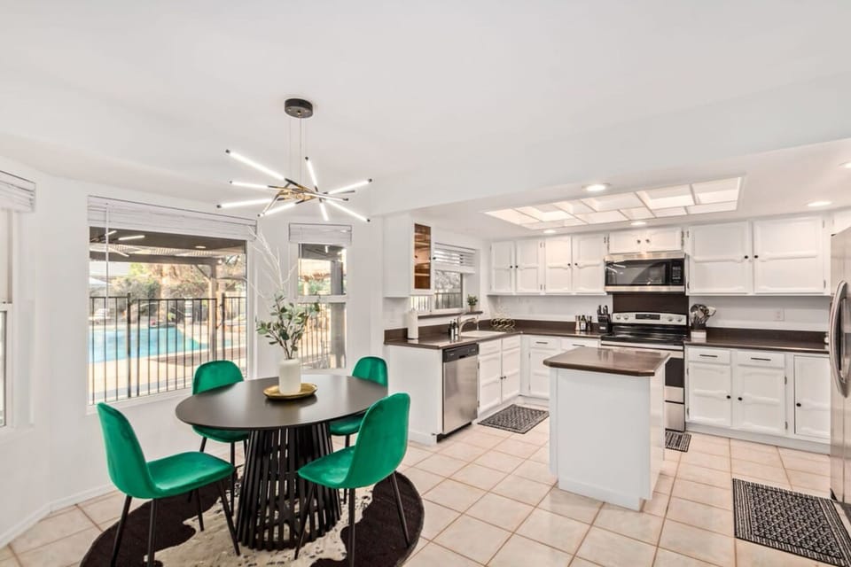 House | 5 bedrooms, high-speed internet