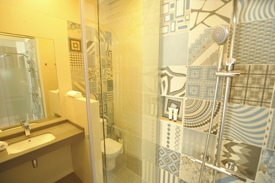 Shower, towels, soap, shampoo