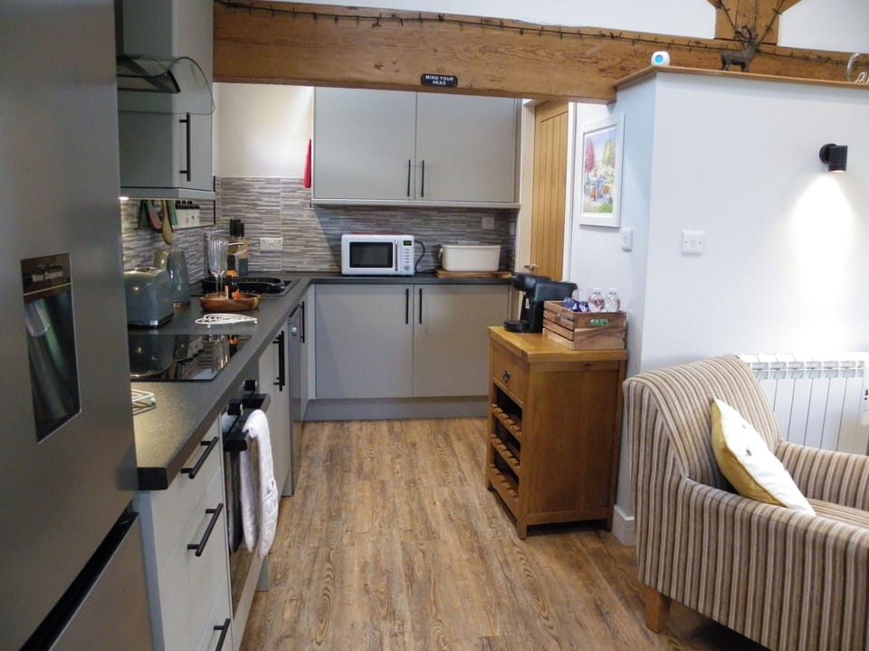 Cottage | Private kitchen | Fridge, microwave, dishwasher, cookware/dishes/utensils