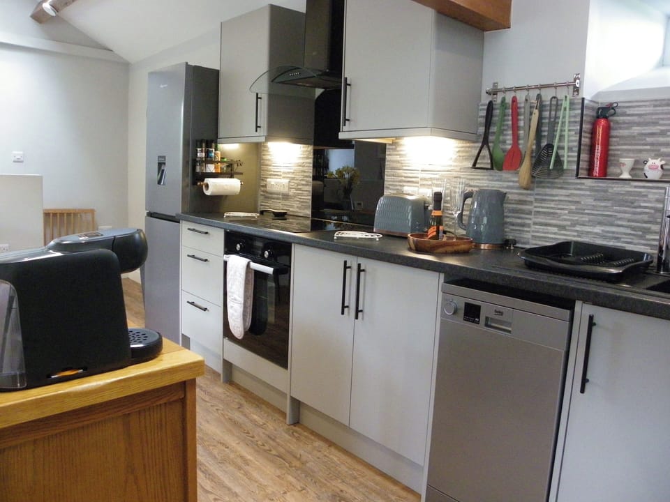 Cottage | Private kitchen | Fridge, microwave, dishwasher, cookware/dishes/utensils