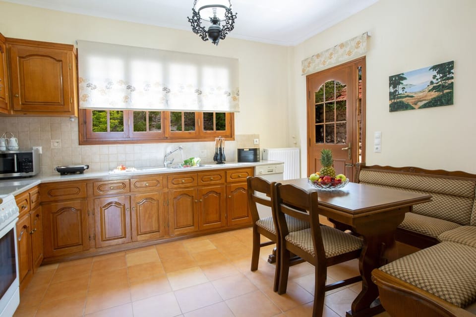 House | 3 bedrooms, desk