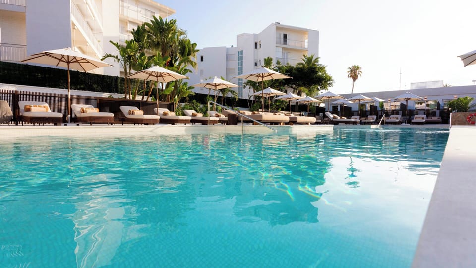 Outdoor pool, pool umbrellas, sun loungers