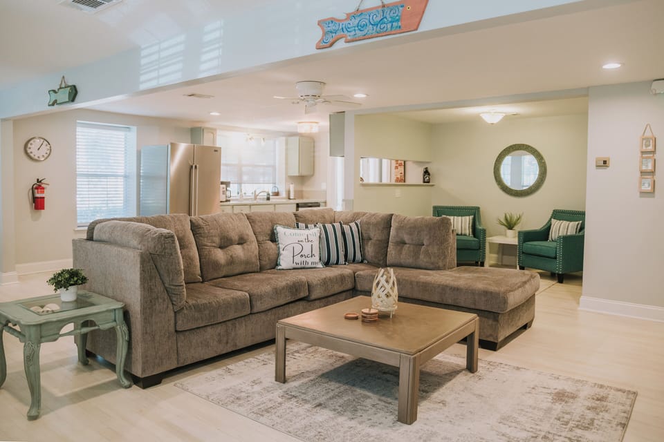 Spacious living room 