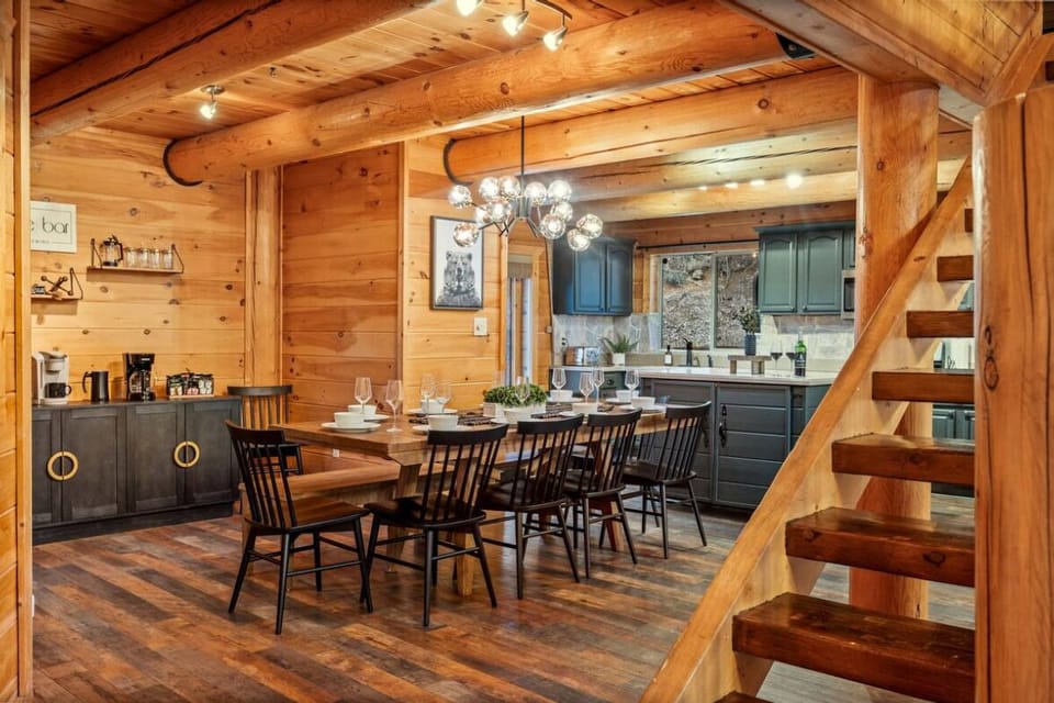 Gather your loved ones for an amazing meal in this quaint and cozy atmosphere!