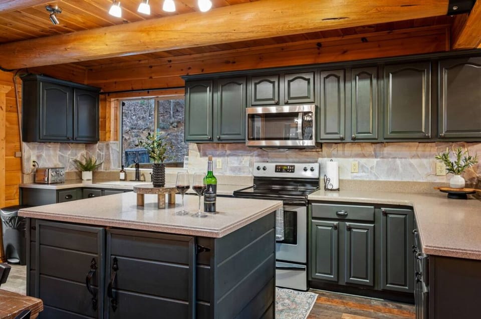 Fully equipped kitchen with a range, and all your cooking needs!