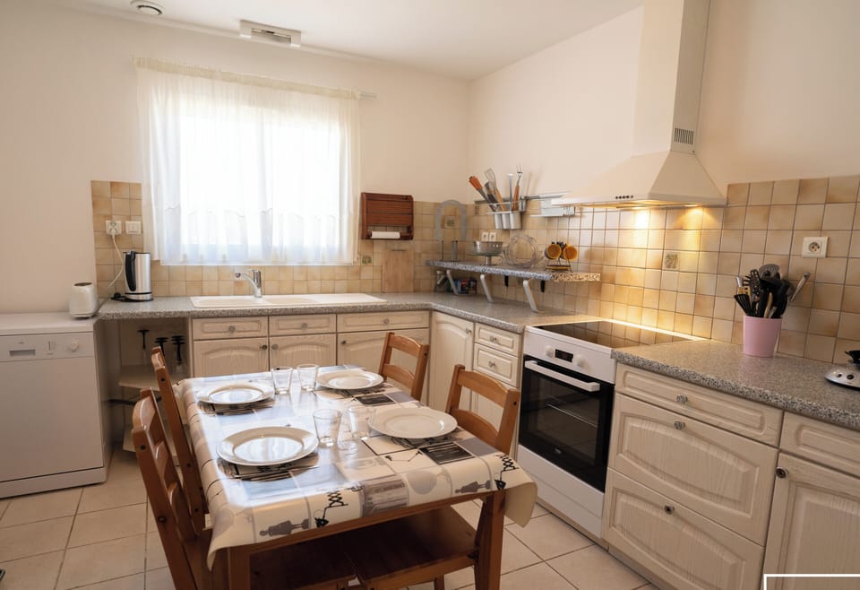 Fully-equipped kitchen with dishwasher, fridge, freezer... 