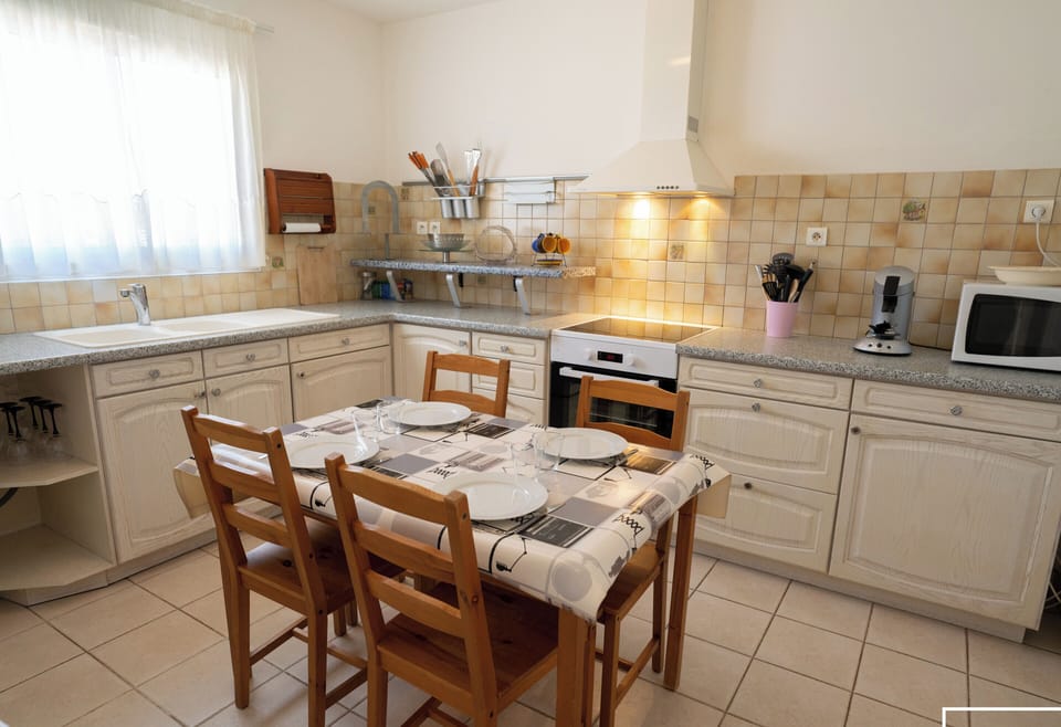 Fully-equipped kitchen with dishwasher, fridge, freezer... 