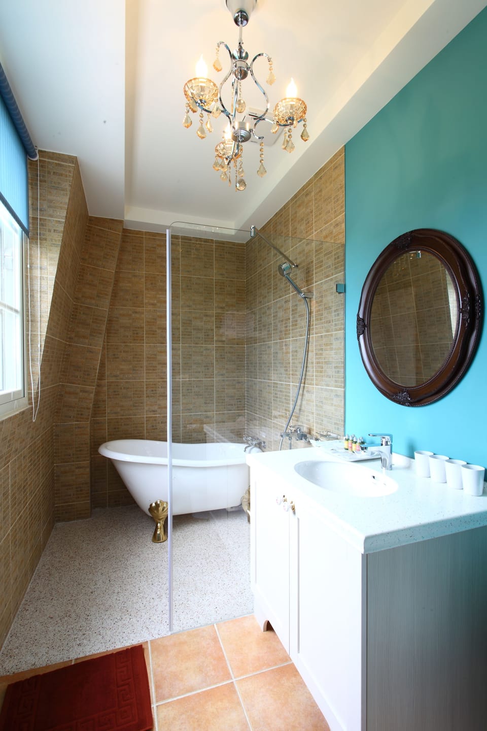 Deluxe Quadruple Room | Bathroom | Free toiletries, hair dryer, slippers, towels