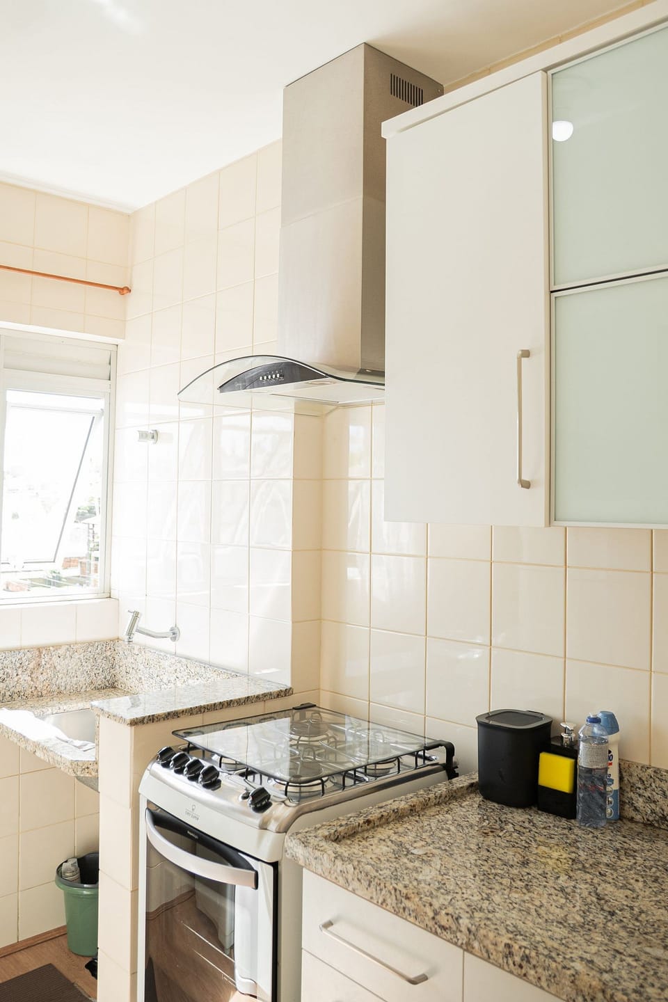 Premium Apartment | Private kitchen | Fridge, cookware/dishes/utensils