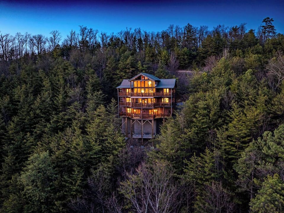 Stunning Three-Level Cabin with Wrap-Around Decks – Nestled in the mountains, this breathtaking log cabin boasts multiple balconies, soaring windows, and an unbeatable view, making it the ultimate retreat.