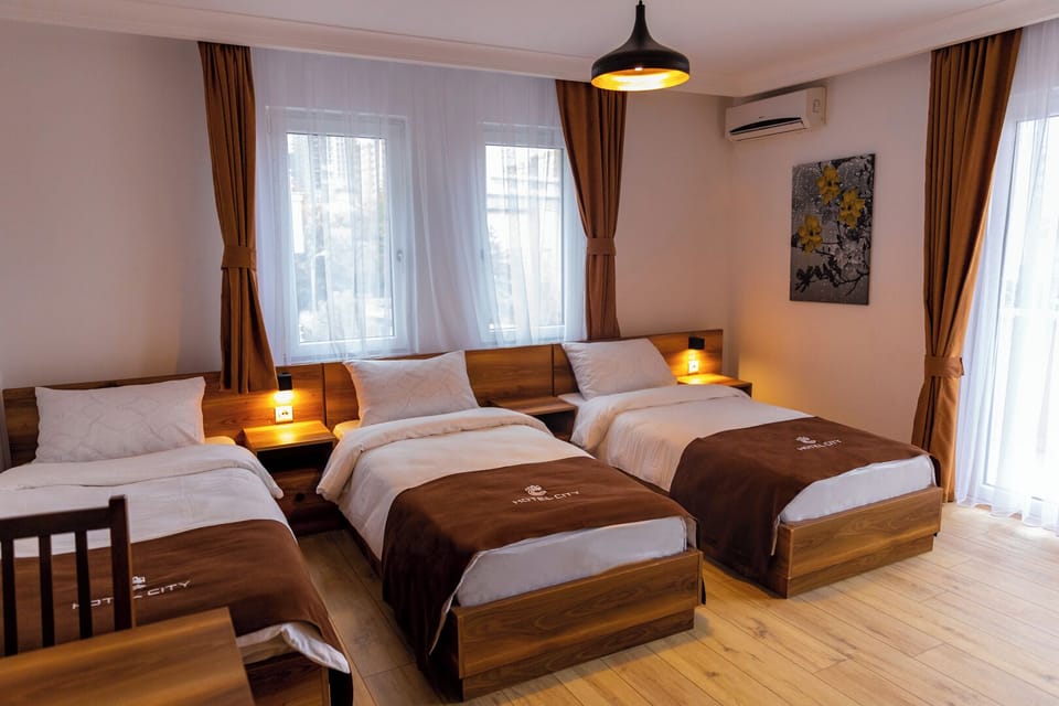 Triple Room | Desk, laptop workspace, blackout drapes, soundproofing
