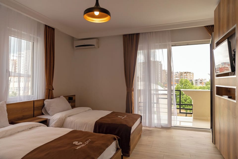 Twin Room | Desk, laptop workspace, blackout drapes, soundproofing