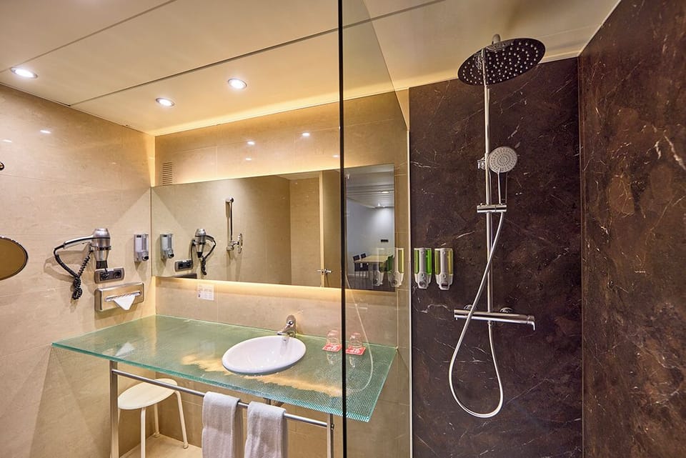 Bathtub, free toiletries, hair dryer, bidet