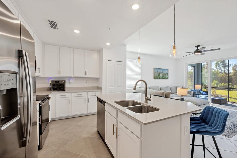Bright, open, fully-equipped kitchen