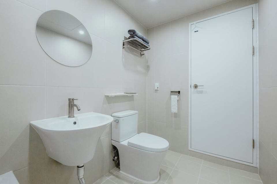 Classic Room | Bathroom | Hair dryer, towels, soap, shampoo