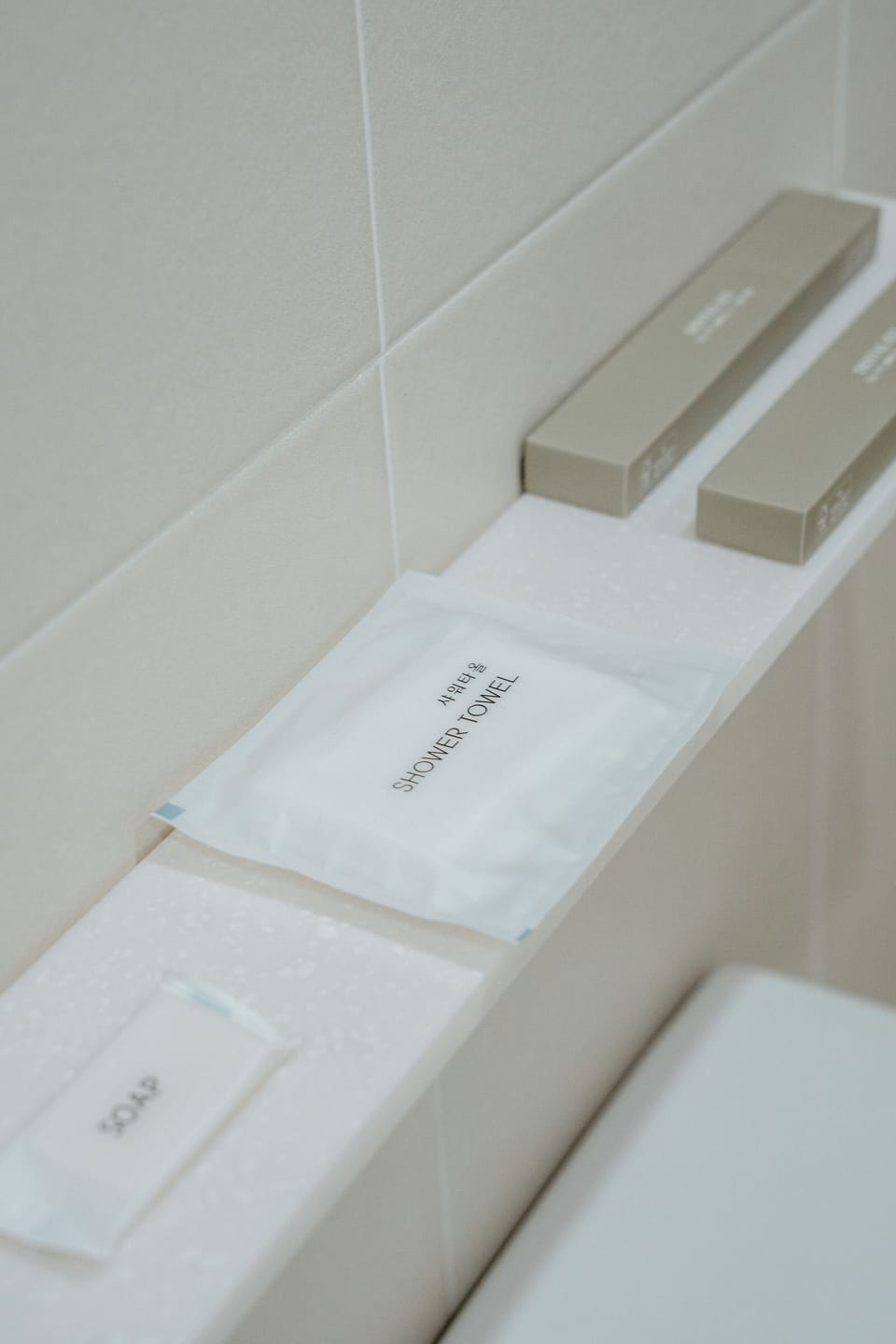 Deluxe Room | Bathroom | Hair dryer, towels, soap, shampoo