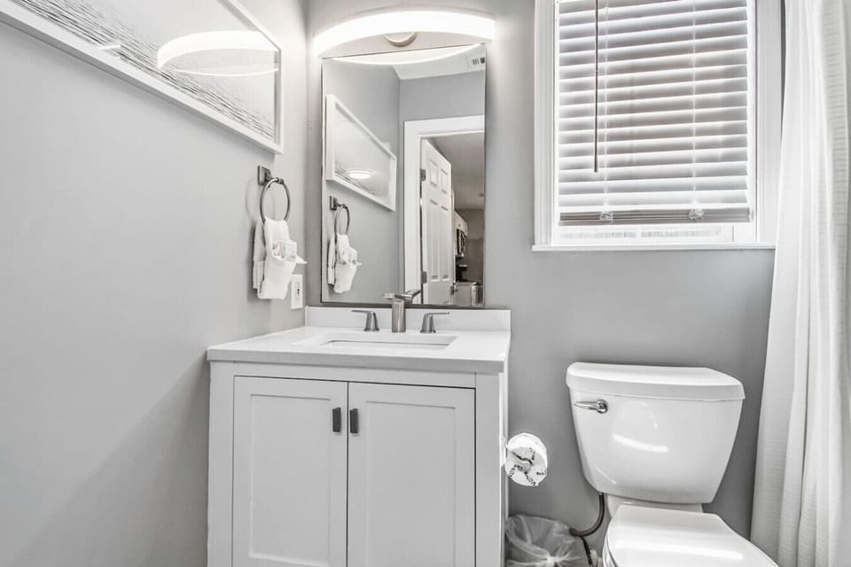(Blue Neptune) Full Size Bathroom with Tub/Shower Combo