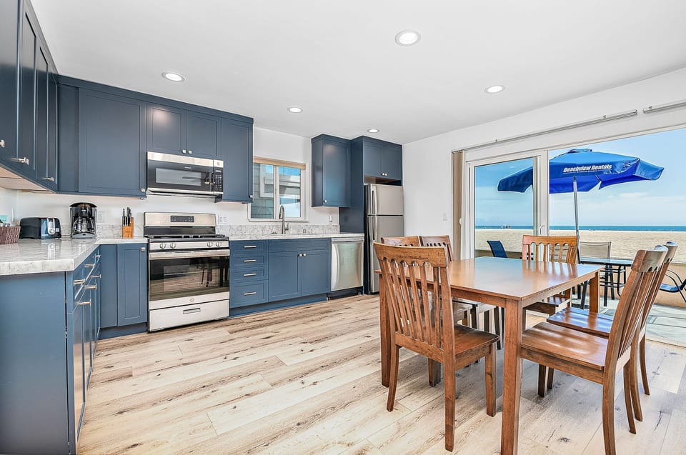 The lower unit has an open floor plan in the kitchen, dining, and living room areas, making group hangouts fun and easy!
                