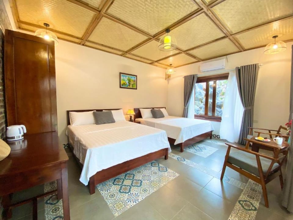 Family Room, Bathtub | Soundproofing, free WiFi, bed sheets