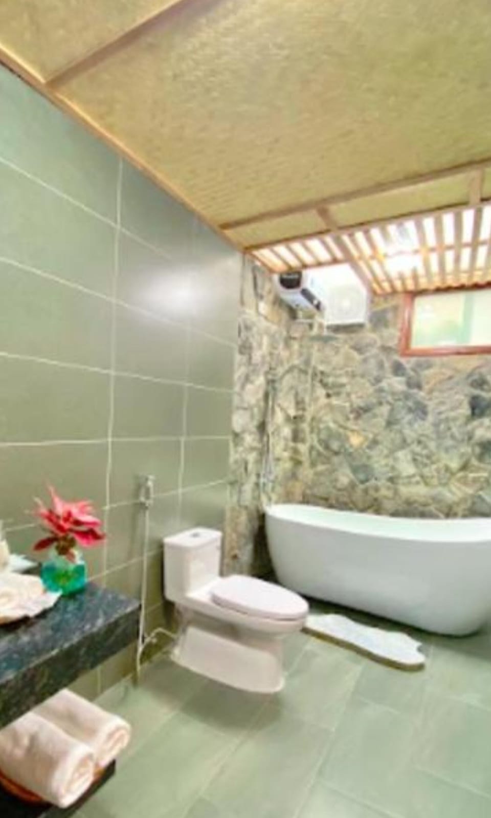 Family Room, Bathtub | Bathroom | Bathtub, free toiletries, hair dryer, slippers