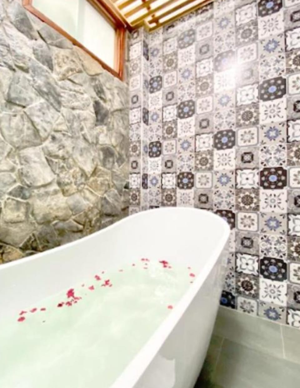 Family Room, Bathtub | Bathroom | Bathtub, free toiletries, hair dryer, slippers