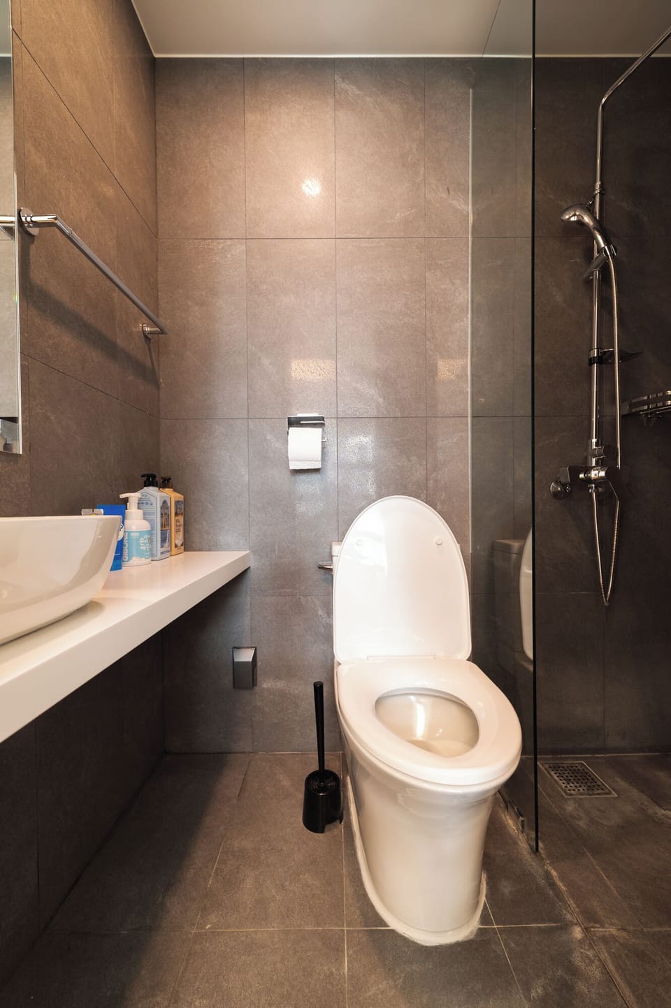 Family Apartment City View non Korean nationals only | Bathroom | Shower, towels, soap, shampoo