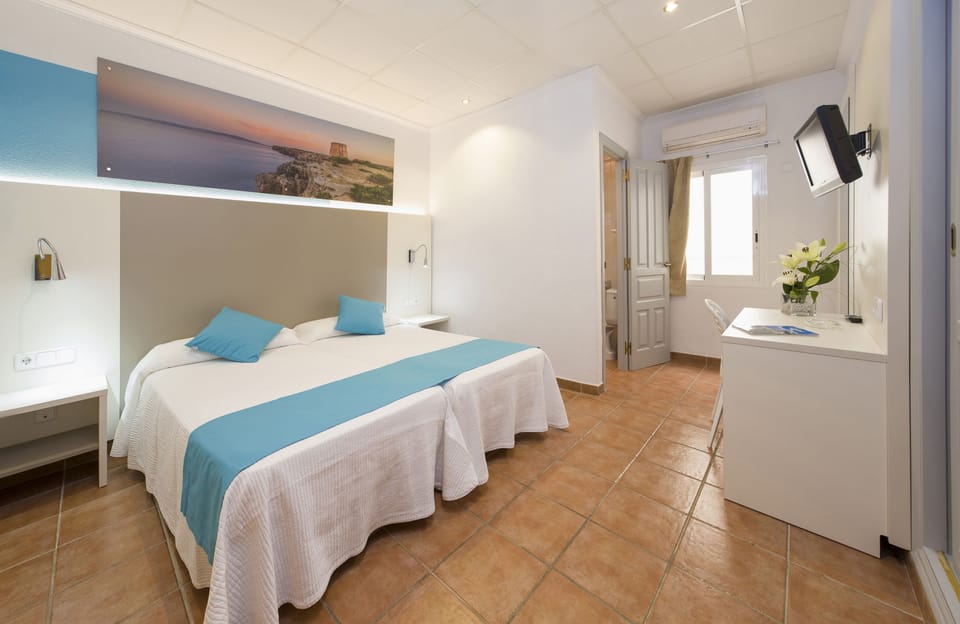 Twin Room | Minibar, in-room safe, desk, laptop workspace
