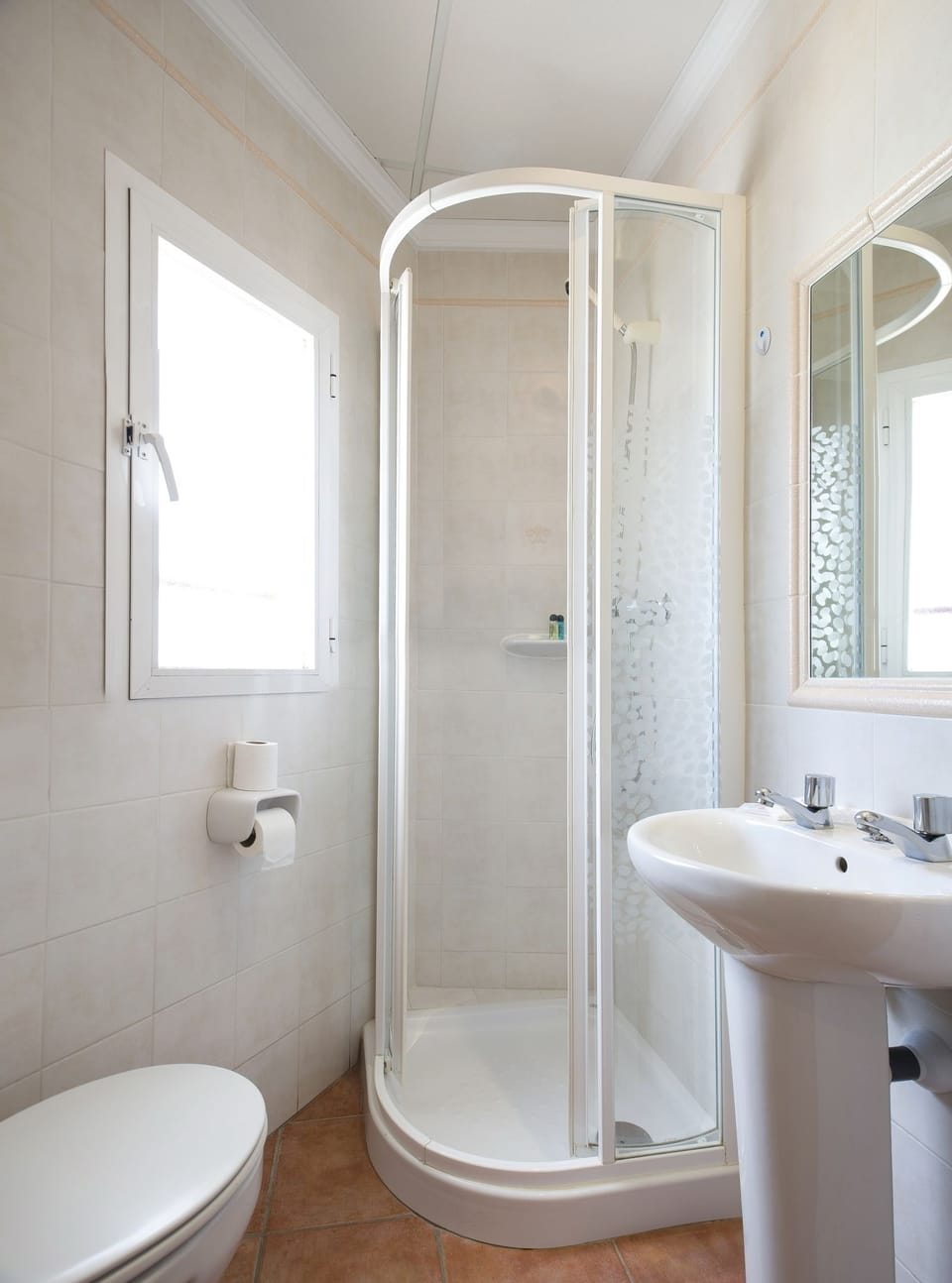 Single Room | Bathroom | Bathtub, free toiletries, hair dryer, towels
