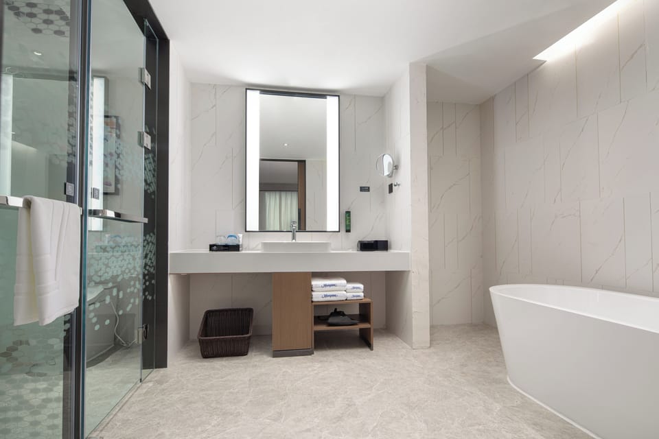 Executive Suite, City View | Desk, laptop workspace, blackout drapes, soundproofing