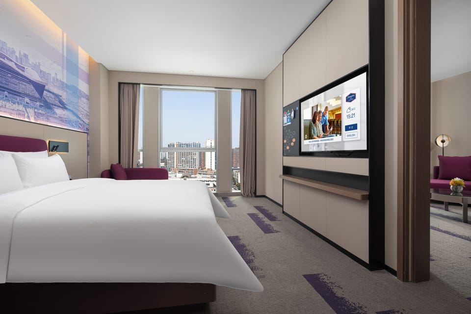 Executive Suite, City View | Desk, laptop workspace, blackout drapes, soundproofing
