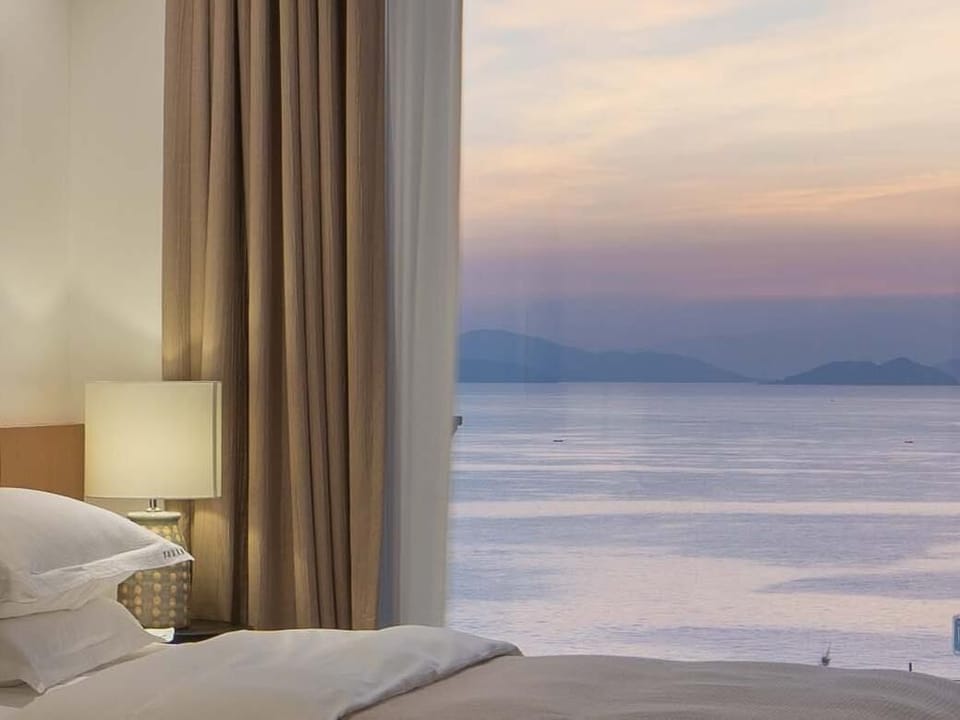 Liyue Seaview King Bed | Premium bedding, down comforters, free minibar, free WiFi