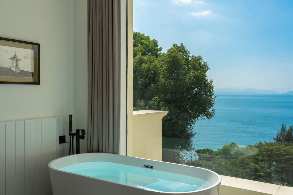 Liyue Seaview King Bed | Premium bedding, down comforters, free minibar, free WiFi